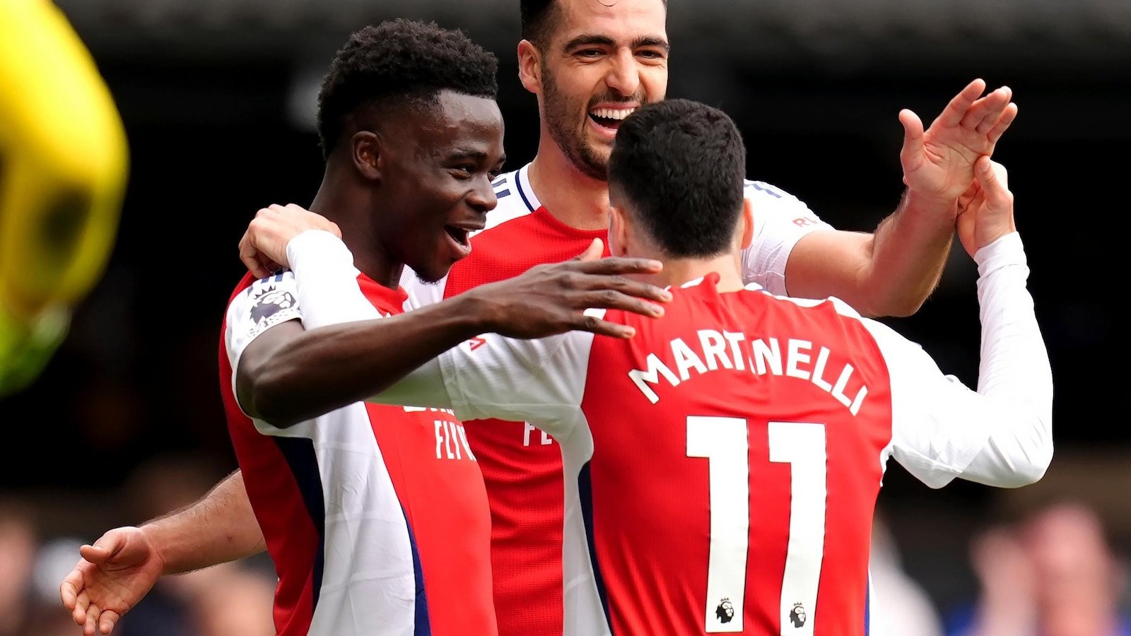 Arsenal beats Ipswich 4-0 to keep Premier League title race going and Man United loses again